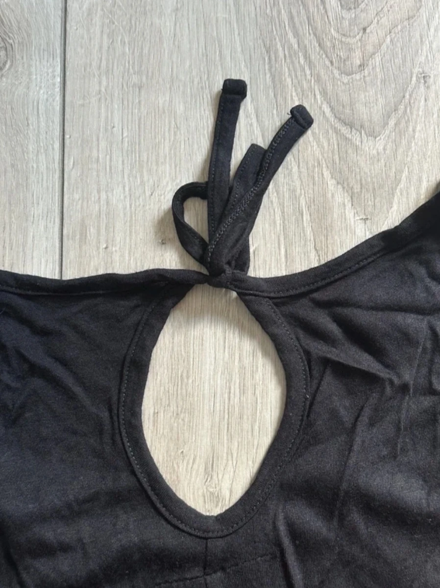 Camiseta negra holgada con la espalda anudada y letras en lentejuelas "Fall in love with you" – photo 4